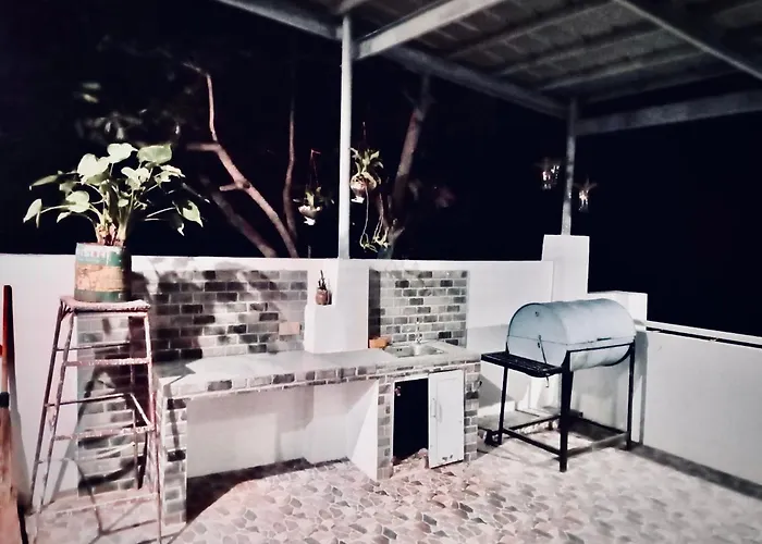 Samanthas Cove Private House Oslob Cebu Locals Call It The White House Vakantiehuis