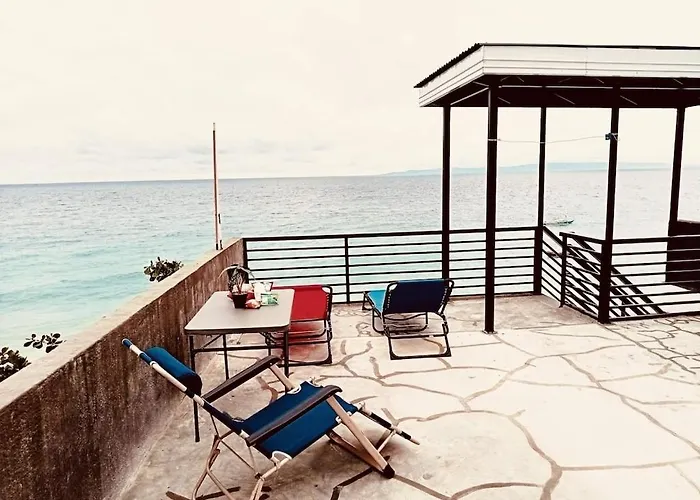 Samanthas Cove Private House Oslob Cebu Locals Call It The White House Vakantiehuis